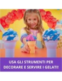 Kinetic Sand Gelateria Colorata, Sabbia Cinetica Blu, Rosa e Bianca, 396g, Coni Gelato e Strumenti per Decorare, 3+ Anni