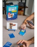 YAS Games What Do You Meme Family, gioco di società per tutta la famiglia, 300 carte didascalia, 65 carte immagine, 1 cavalletto