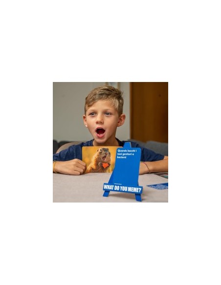 YAS Games What Do You Meme Family, gioco di società per tutta la famiglia, 300 carte didascalia, 65 carte immagine, 1 cavalletto