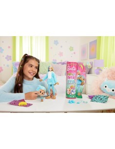BARBIE Bambola con Costume di Peluche da Orsacchiotto Delfino e 10 Accessori a Sorpresa Cambia Colore 3+ anni
