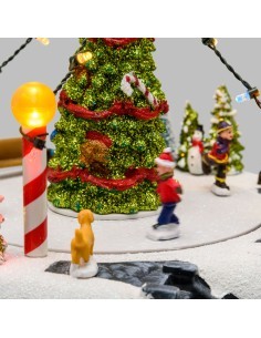 Villaggio Paesaggio Innevato con Pattinatori e Albero di Natale - Musica e Giochi di Luce LED H18,5cm