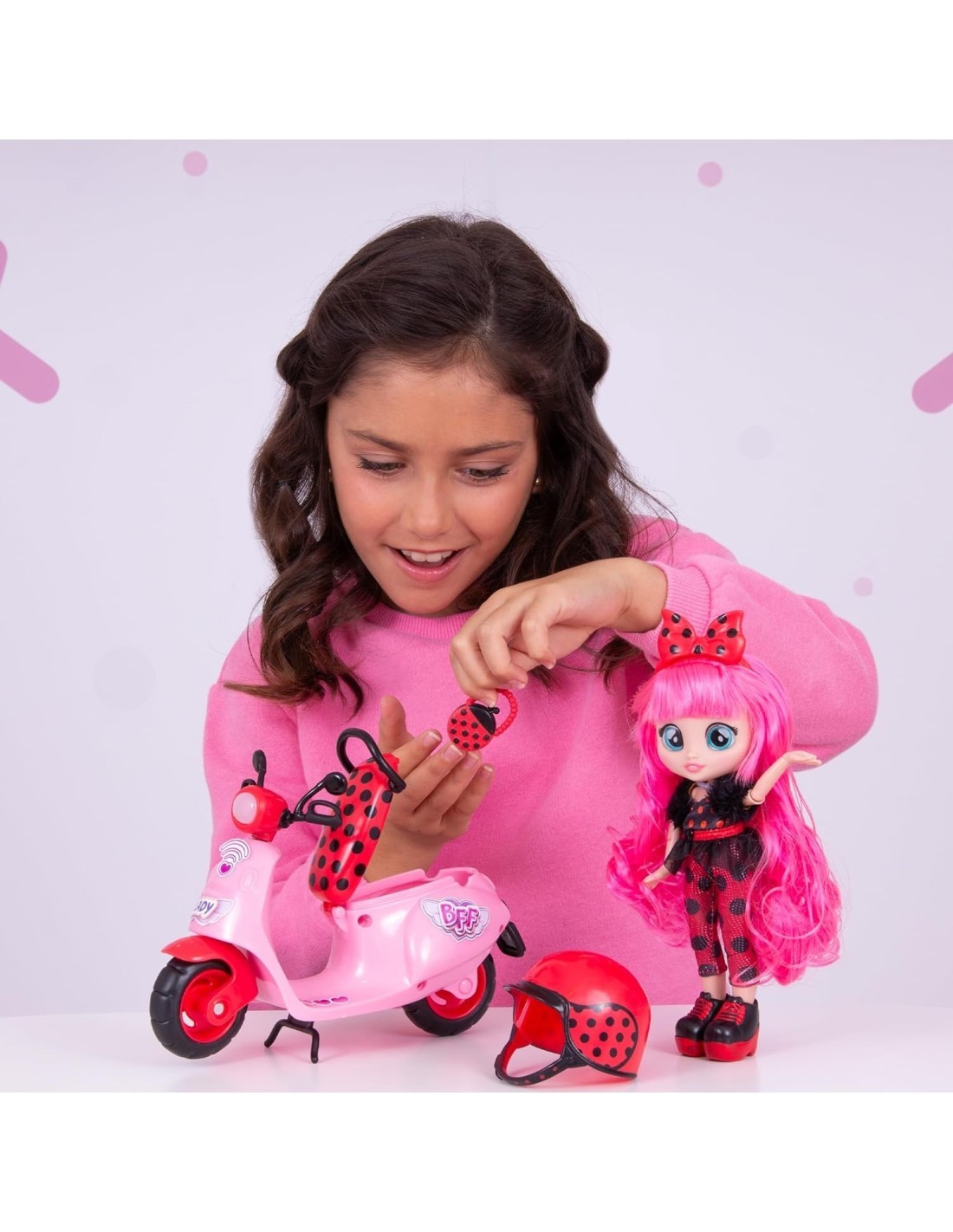 BFF by Cry Babies Lady, playset bambola, scooter con 10 accessori, outfit trendy, giocattolo per bambini +3 anni