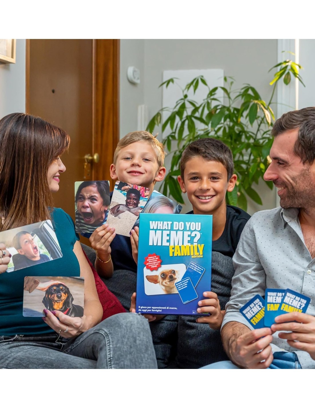 YAS Games What Do You Meme Family, gioco di società per tutta la famiglia, 300 carte didascalia, 65 carte immagine, 1 cavalletto
