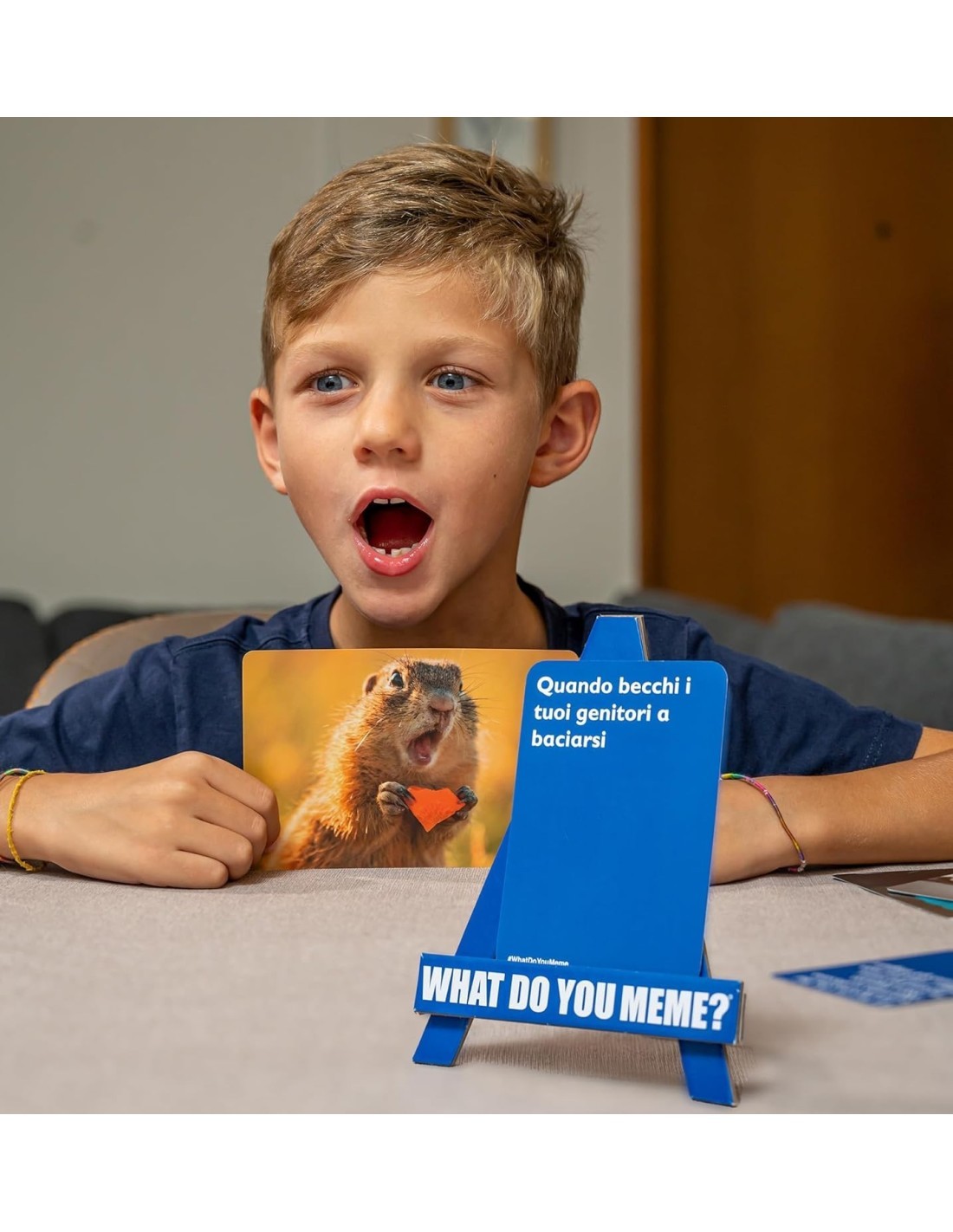 YAS Games What Do You Meme Family, gioco di società per tutta la famiglia, 300 carte didascalia, 65 carte immagine, 1 cavalletto