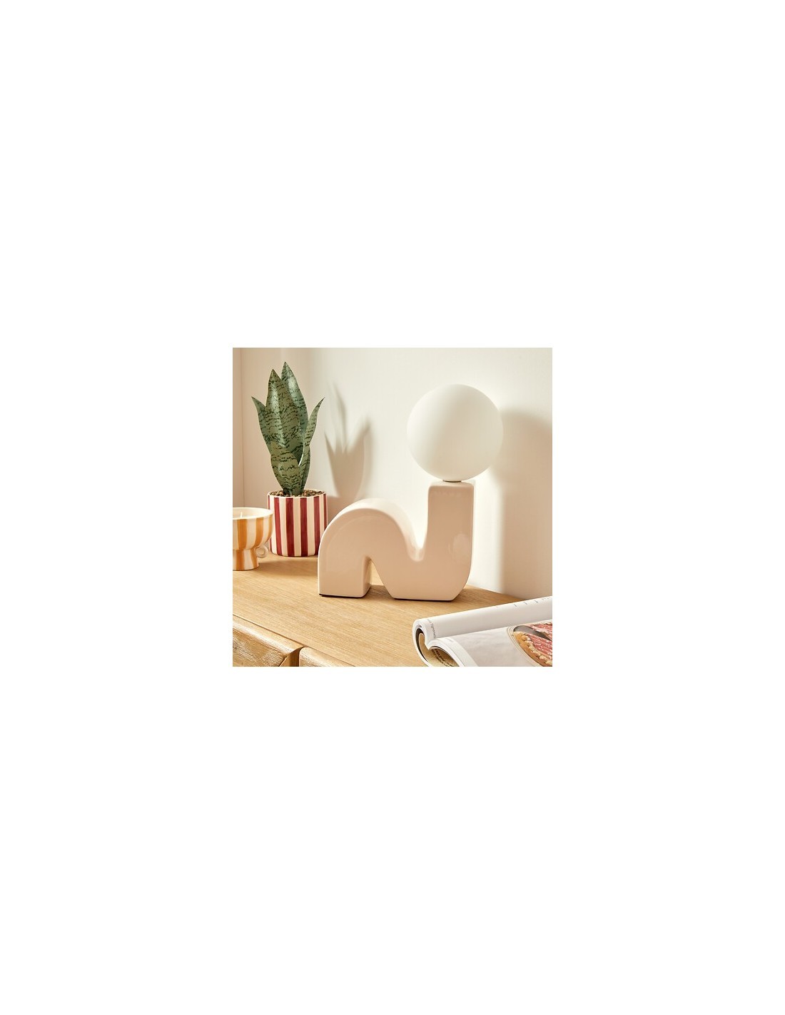 Lampada Sibil, H. 33,5 cm, L. 28,4 cm, terracotta beige, boule opaline, ceramica e vetro