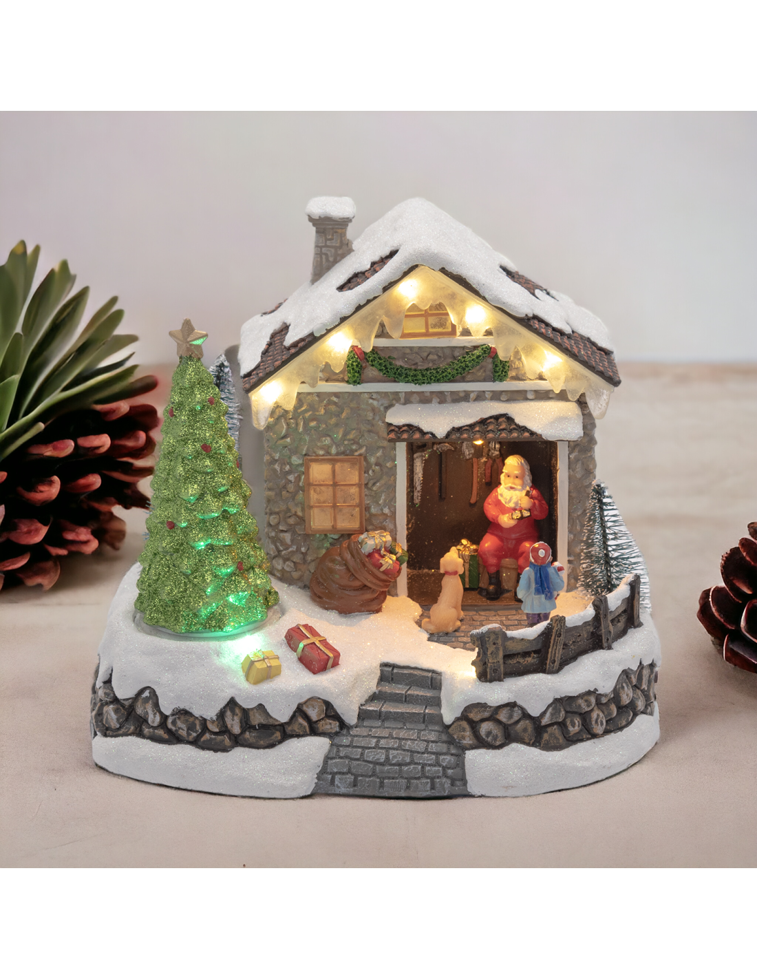 Villaggio di Natale Casa di Babbo Natale 20x17cm, Albero Rotante, LED Colorati, Batteria o Trasformatore