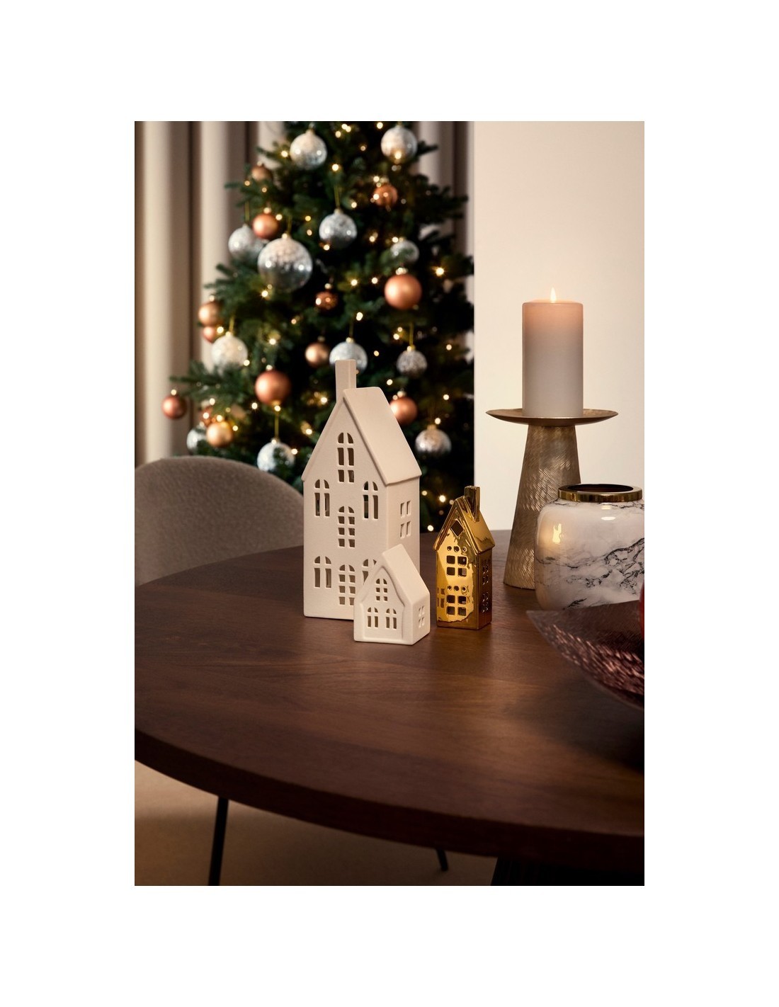 Casetta Dickens Cuore oro con LED H12,8cm in porcellana, decorazione natalizia luminosa a batteria