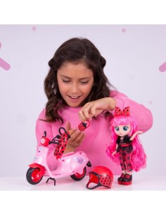 BFF by Cry Babies Lady, playset bambola, scooter con 10 accessori, outfit trendy, giocattolo per bambini +3 anni
