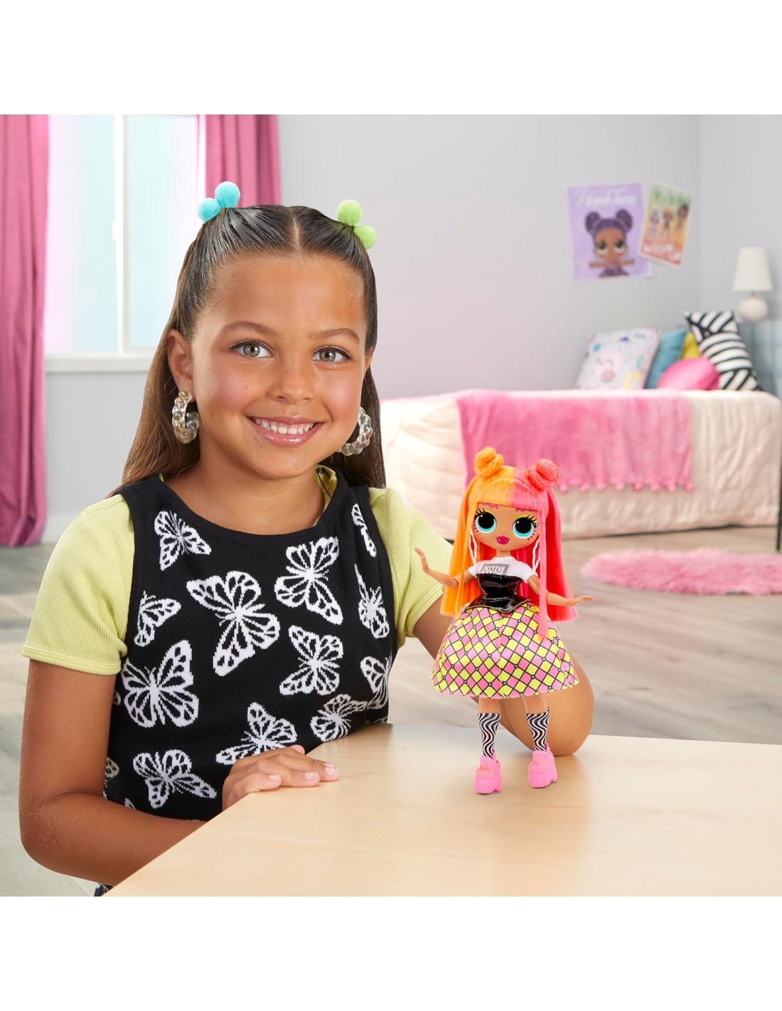 L.O.L. Surprise! Bambola OMG Fashion Neonlicious, con Abiti Trasformabili e Sorprese per Bambine