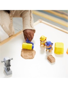 Rubble & Crew, Set di Action Figure Rubble e Mix con Kinetic Sand Build-It, 85,05 g, e Attrezzi per Costruzioni, 3+ Anni