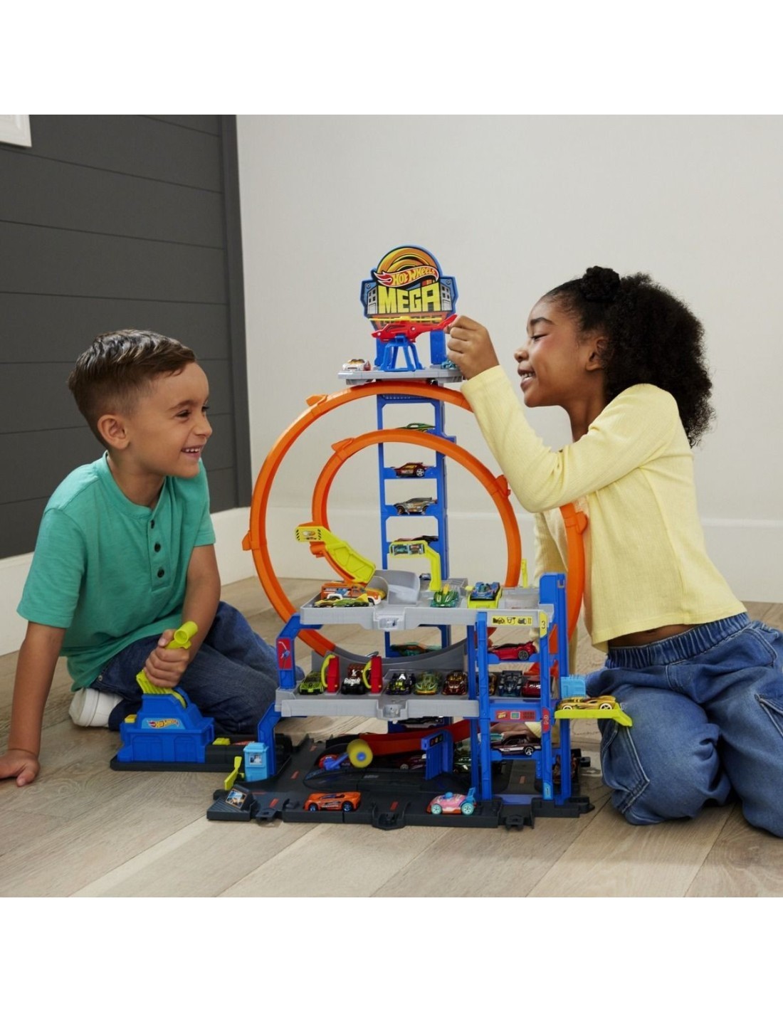 Hot Wheels City Mega Loop Garage - Playset Multilivello con Auto e Elicottero