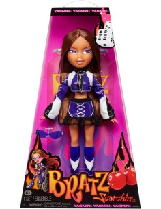 BRATZ, SCORCHIN' YASMIN, BAMBOLA FASHION, MOTO STYLE, ACCESSORI INCLUSI, COLLEZIONE BRATZ, DOLL CON ABITI TRENDY