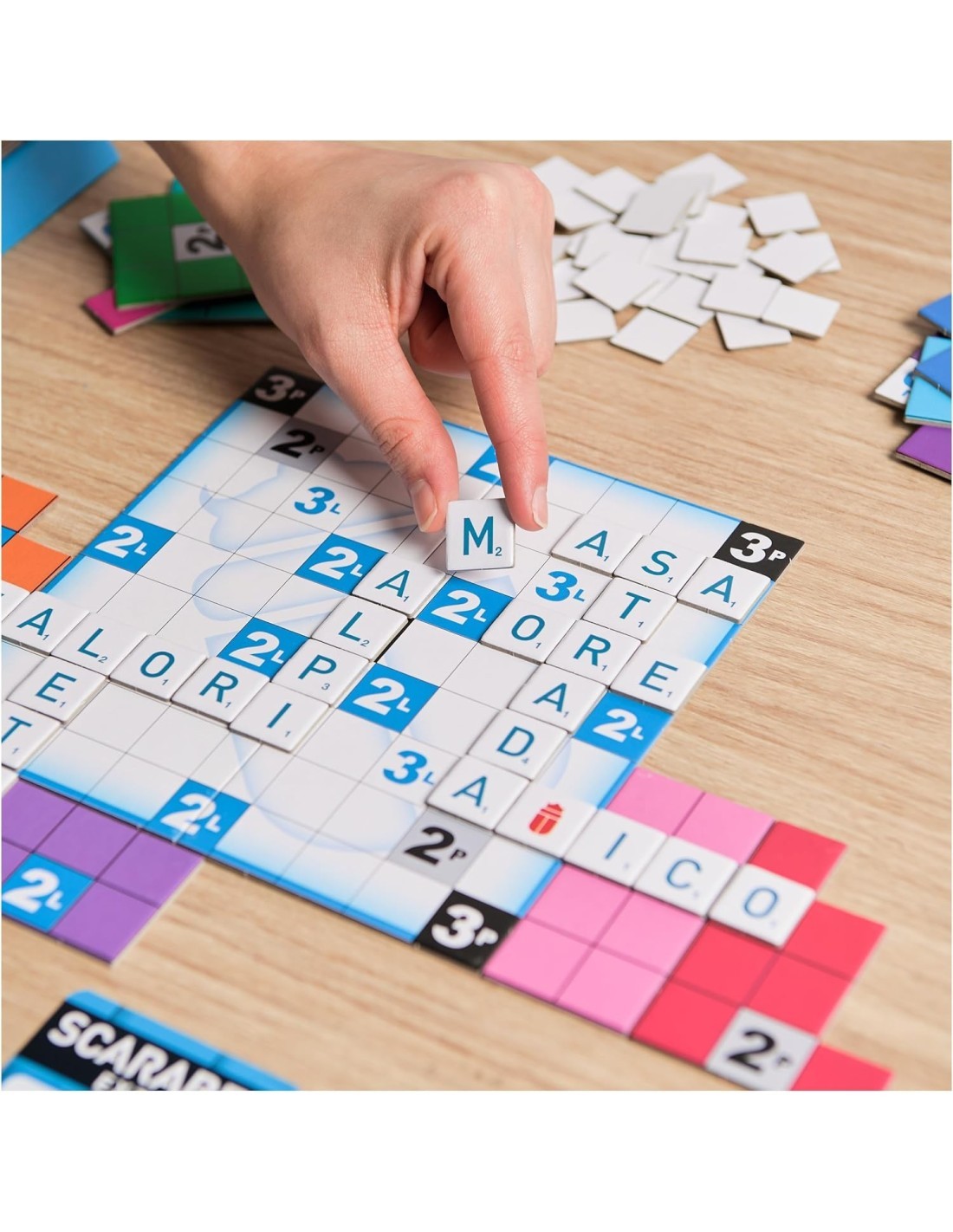 Scarabeo Extra, espansione del gioco Scarabeo, 2 giochi da tavolo in 1, carte-sfida e plance colorate, 2-4 giocatori, 8+ anni